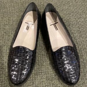 Trotters black leather flats (sz 7)